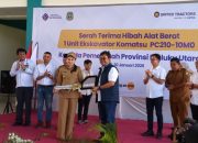 PEMPROV MALUT TERIMA HIBAH ALAT BERAT 1 UNIT EKSKAVATOR KOMATSU 