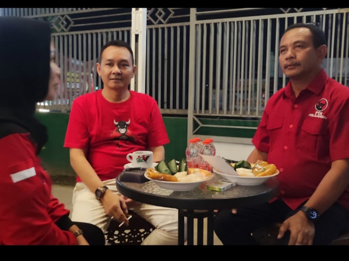 Keterangan Gambar: Pengurus dan kader DPC PDI Perjuangan Kabupaten Pringsewu menggelar peringatan HUT ke-79 Ketua Umum PDI Perjuangan, Megawati Soekarnoputri, dalam suasana kebersamaan dan soliditas kader.