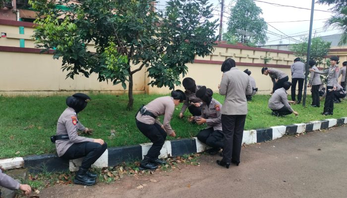 Jaga Kenyamanan Markas, Personel Korsabhara Baharkam Polri Gelar Aksi Bersih Lingkungan